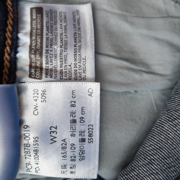 Levi's High Rise Denim Shorts - Picture 5 of 6